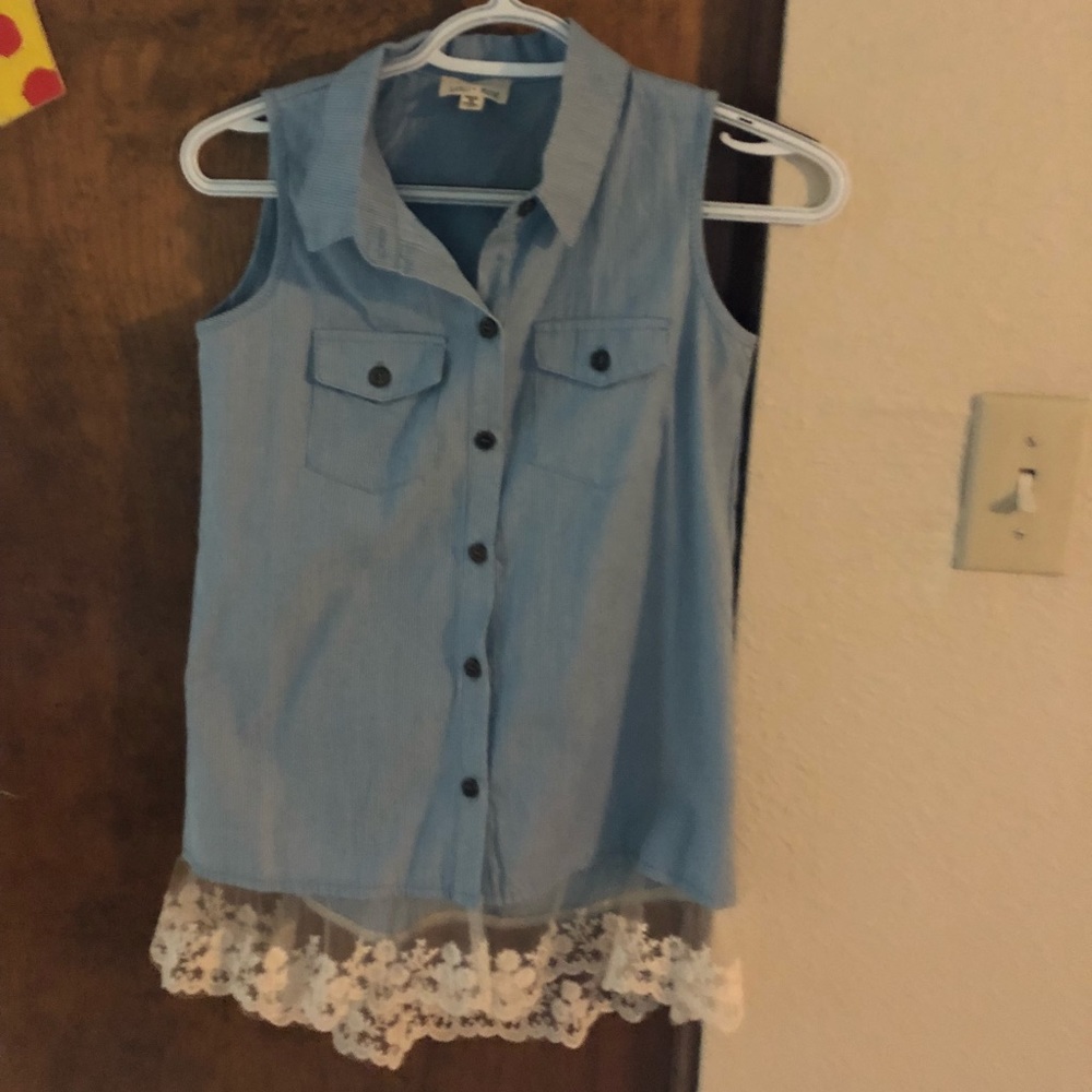 Girl’s button up sleeveless blouse w/ lace